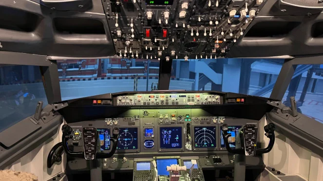 Pilot sedang berlatih menggunakan Full Flight Simulator di lembaga simulasi penerbangan
